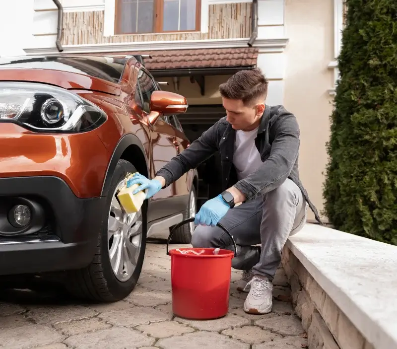 Lavage auto à domicile Donville-les-Bains : professionnel intervenant sur un véhicule